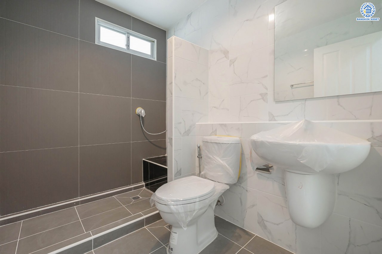 บ้านมือสองตกแต่งใหม่ โครงการ พฤกษ์ลดา พุทธสาคร แบรนด์ LH รองรับทุกความสุข เนื้อที่ 53.1 ตร.ว. ฟังก์ชัน 3 ห้องนอน 3 ห้องน้ำ จอดรถได้ 2 คัน บนทำเลใกล้ The Mall บางแค และเชื่อมต่อถนนเพชรเกษม, ถนนพุทธมณฑลสาย4 ใกล้โครงการรถไฟฟ้าสายสีน้ำเงิน "สถานีหลักสอง"...